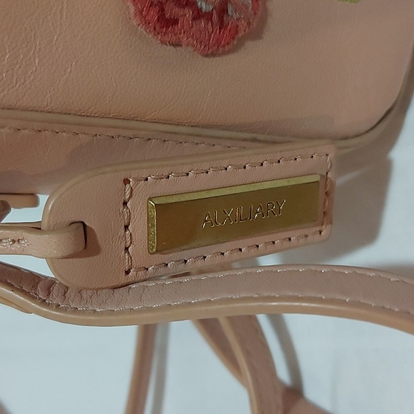 18. AUXILIARY LEATHER EMBROIDERED ROSE CROSSBODY BAG! - Picture 2 of 5